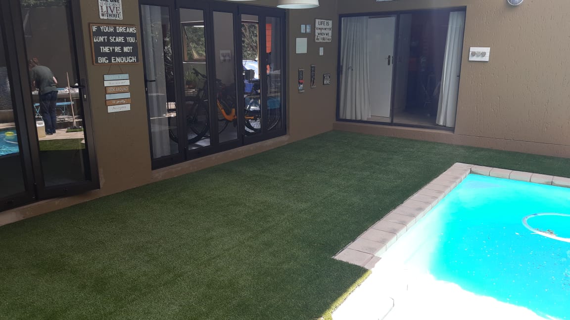 Swembad artificial grass installation by Syngrass
