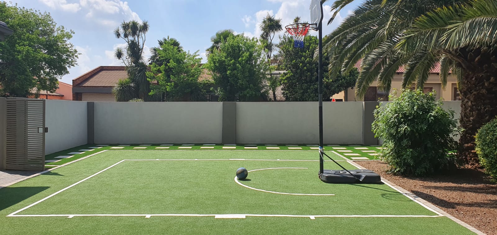 basketball pitch construction in synthetic